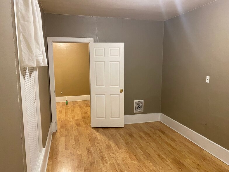 Large Bedroom - 712 Poplar St