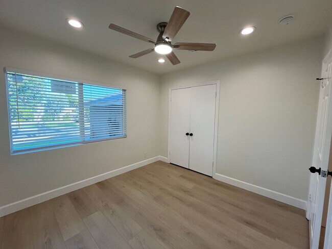 Building Photo - Upgraded + freshly prepped 3+2.5 in Granad...