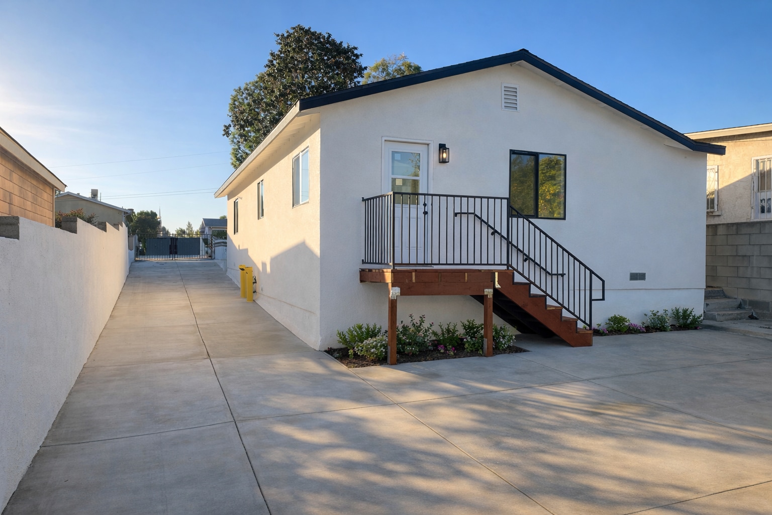 Building Photo - 577 Stepney St