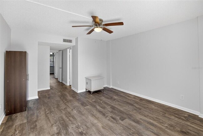 Building Photo - 2900 Cove Cay Dr