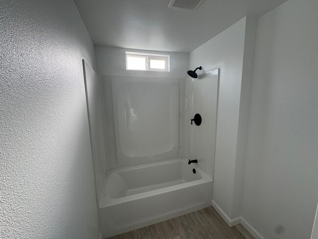 Building Photo - Large Home in Newport!