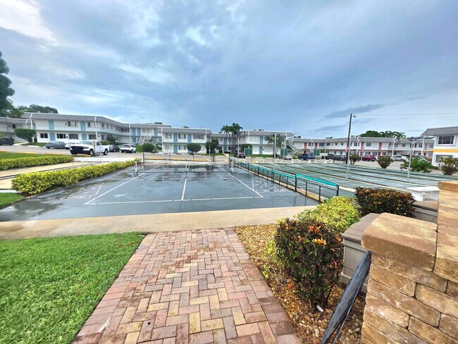 Building Photo - 3200 Lake Osborne Dr