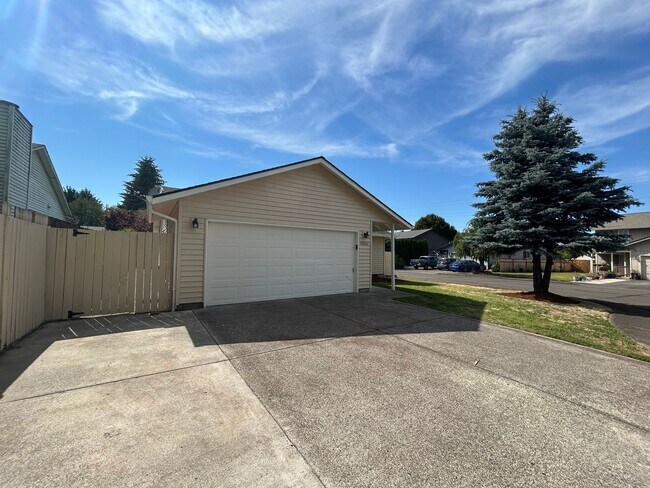 Building Photo - Freshly Renovated Home - Available Now!!