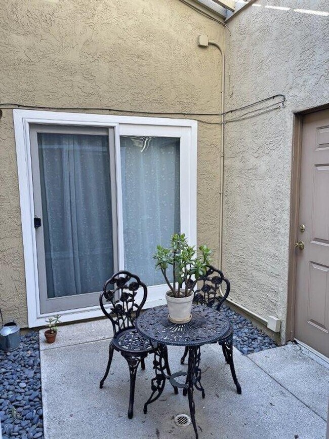 Building Photo - Beautifully Remodeled 3 Bedroom One Story ...