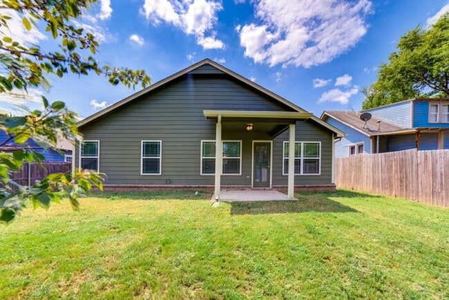 Building Photo - Cutest 3/2/2 Craftsman Style Home!