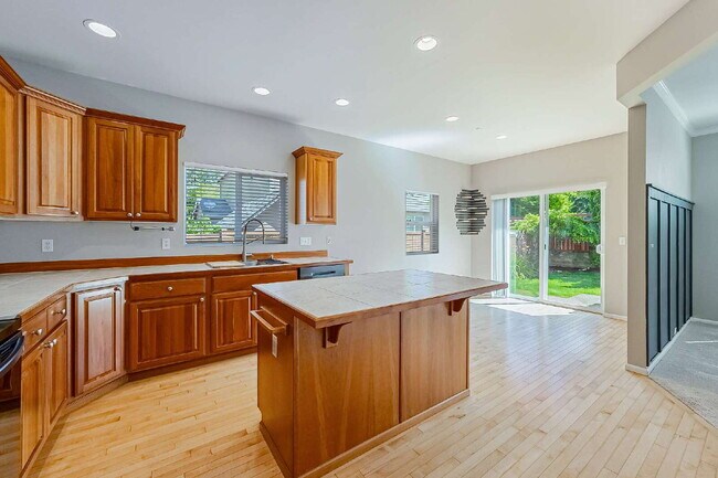 Building Photo - This is a beautiful property in the Savana...