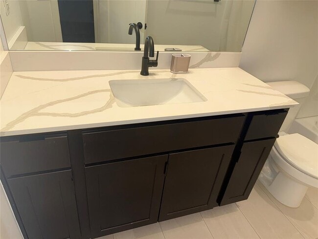 Building Photo - 573 S Fretz Ave