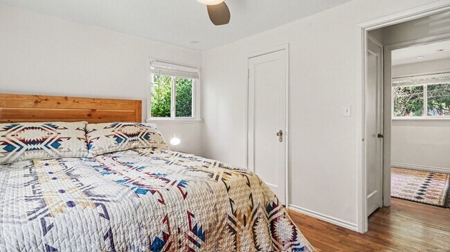 Building Photo - 2Bd/1Ba Shoreline House