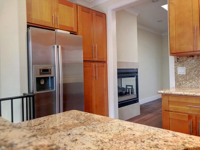 Building Photo - Tri-Level 3 Bed, 3 Bath Bernal Heights Tow...