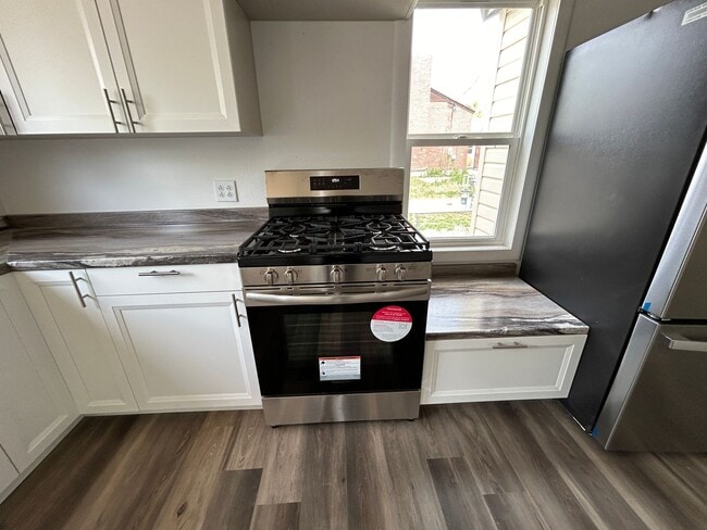 Building Photo - 3 Bedroom 1 Bath Beautiful House with Fenced Yard & Garage