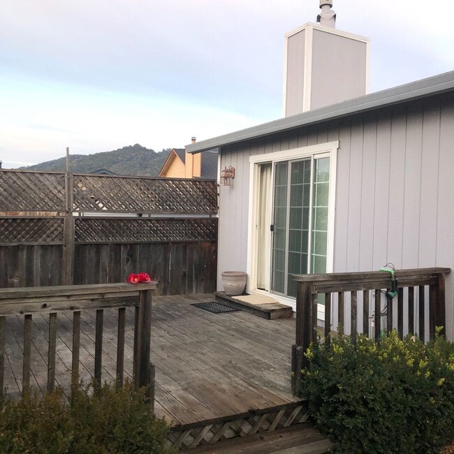 Building Photo - Lovely 3 bedroom House in G Section of Rohnert Park Available Soon!