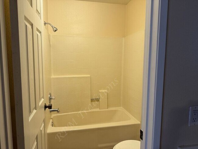 Building Photo - *** Please call us @ 661-266-1400 for information on availability, showings and applications proc...