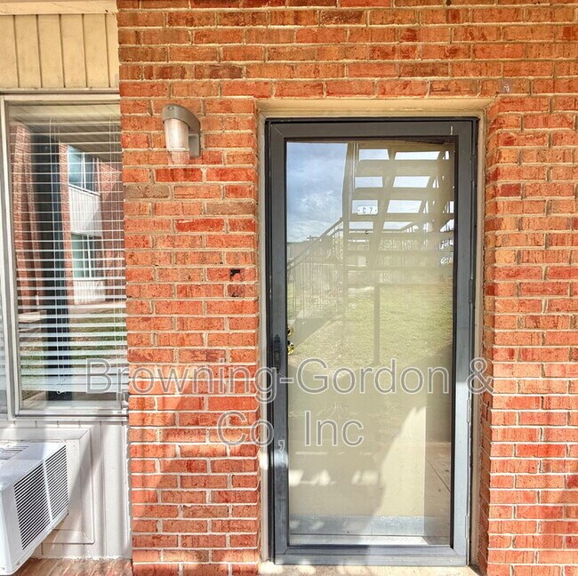 Building Photo - 2601 Hillsboro Pike