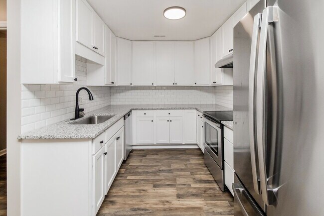 Building Photo - 113 Daventry Pl