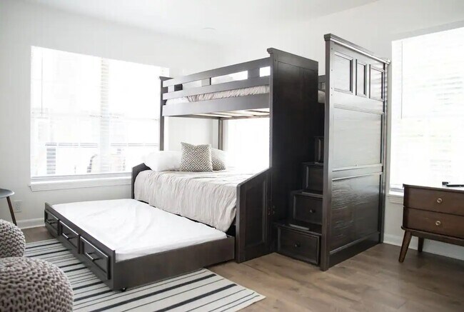 Building Photo - Fully Renovated 2x1 in a fabulous location!
