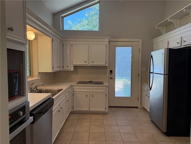Building Photo - 6015 Los Robles Dr