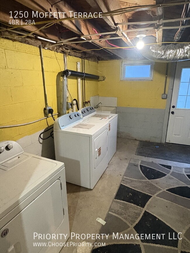 Building Photo - 1250 Moffett Terrace