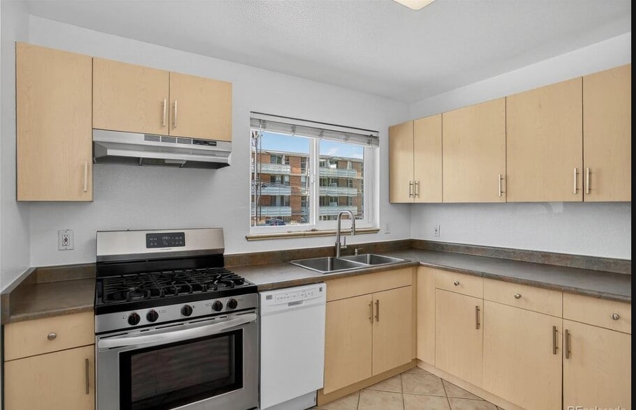 Kitchen - 2527 S University Blvd