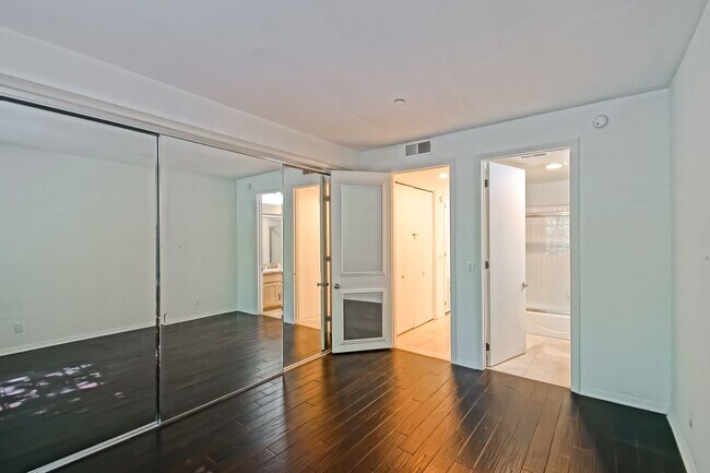 Building Photo - Remodeled Corner 3+2 Unit with Luxury Finishes Near Century City & Westwood