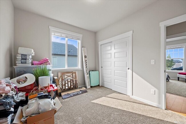 Building Photo - 3 bedroom, 2 bath house with garage