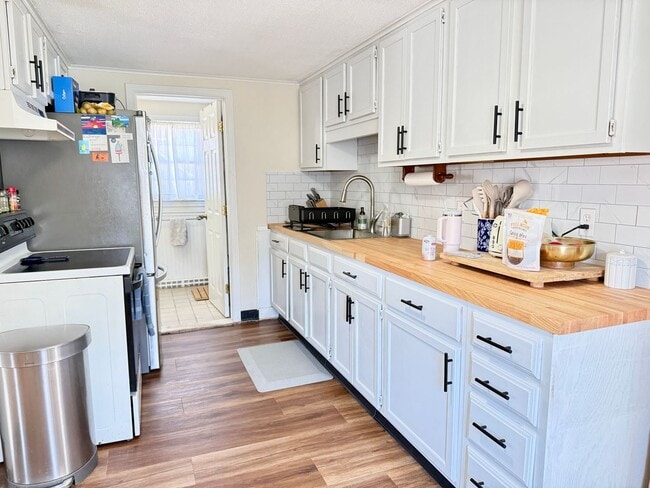 Building Photo - Sunny 1+ Bedroom Single family Home