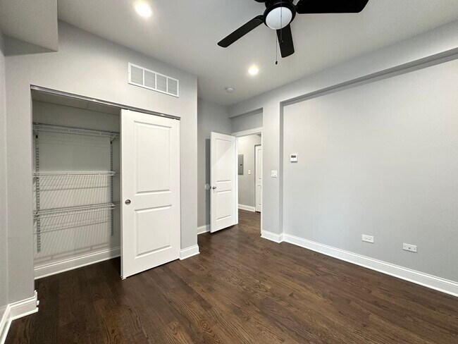 Building Photo - 1224 W Rosemont Ave