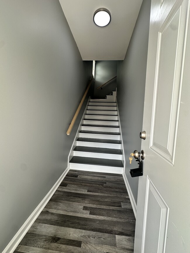 Building Photo - 208 E 17th St