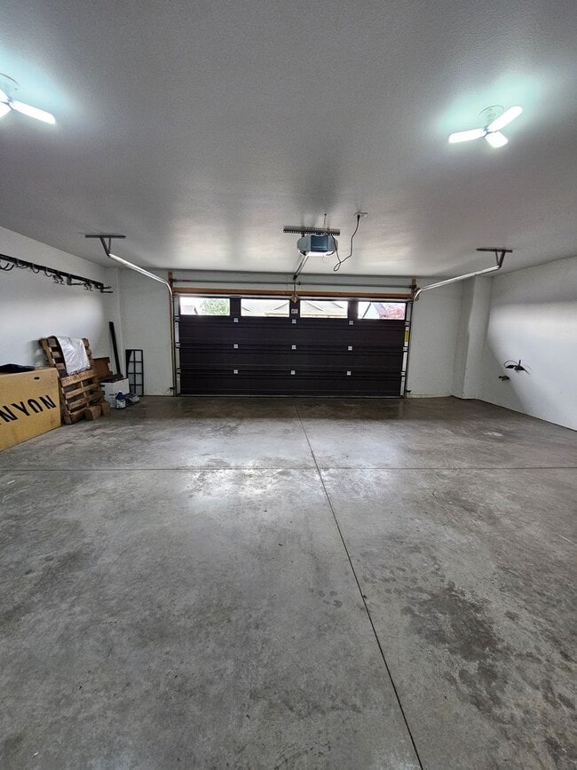 Building Photo - 3 BED | 2.5 BATH | SPLIT-FOYER HOME | DOUB...