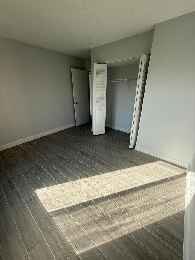 Building Photo - 811 Sky Pine Way