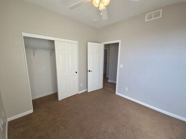 Building Photo - Gorgous 3 Bedroom 2/5 Bath home in HOA