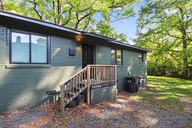 Building Photo - Cozy 2 Bedroom Duplex Close to NoDa!