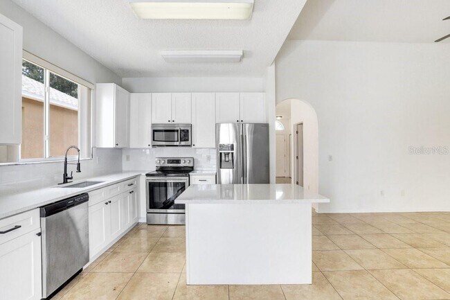Building Photo - 930 Grand Canyon Dr