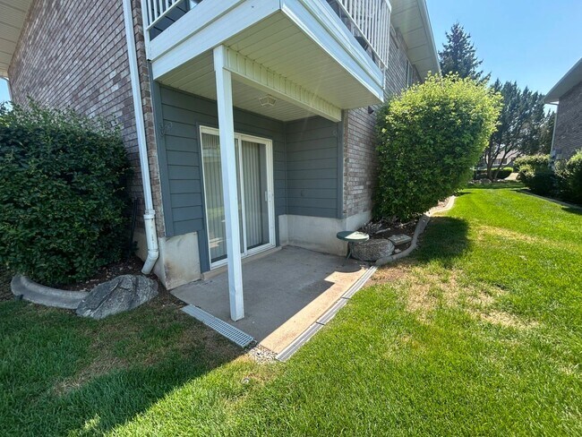 Building Photo - 2 Bedroom/1.5 Bathroom Condo in Washington Terrace