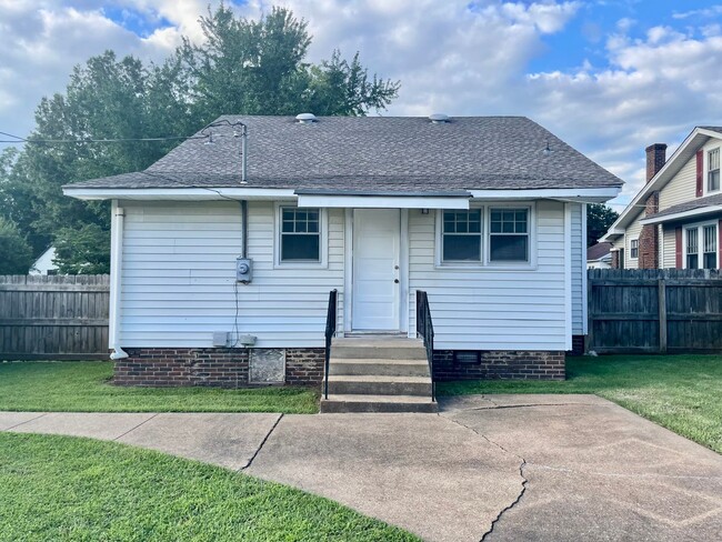 Building Photo - Lovely Cottage in Downtown Athens!