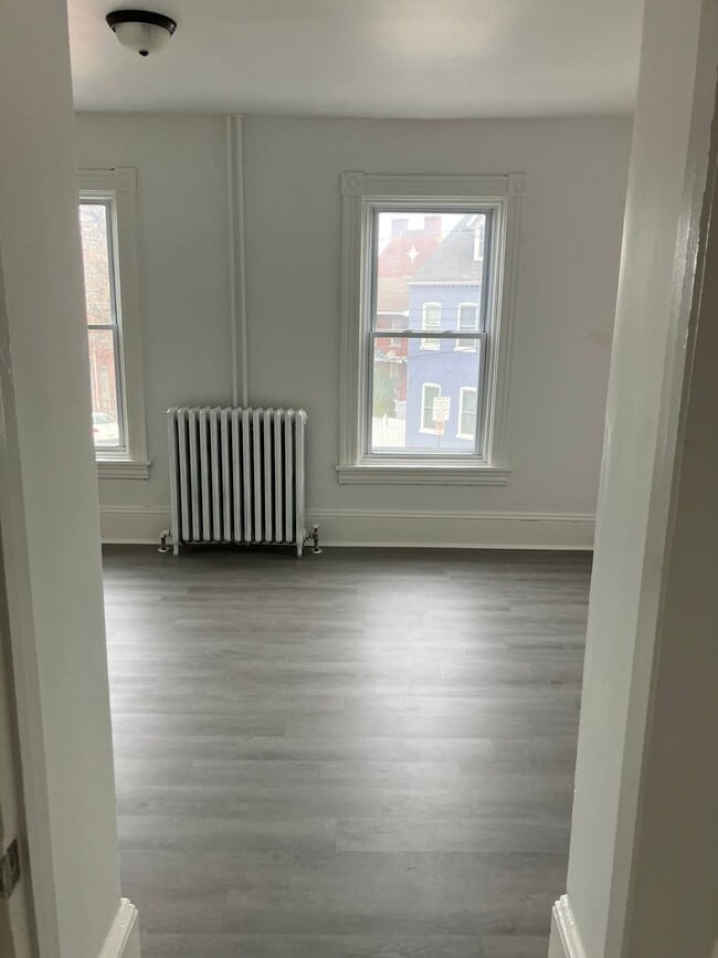 Building Photo - 422 John St