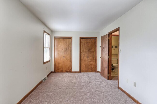 Building Photo - 32 Forest Cir