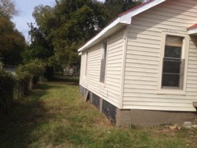 Building Photo - **ON HOLD**3 Bedroom / 2 Bathroom Home for...