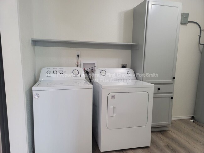 Building Photo - 407 Hemlock St