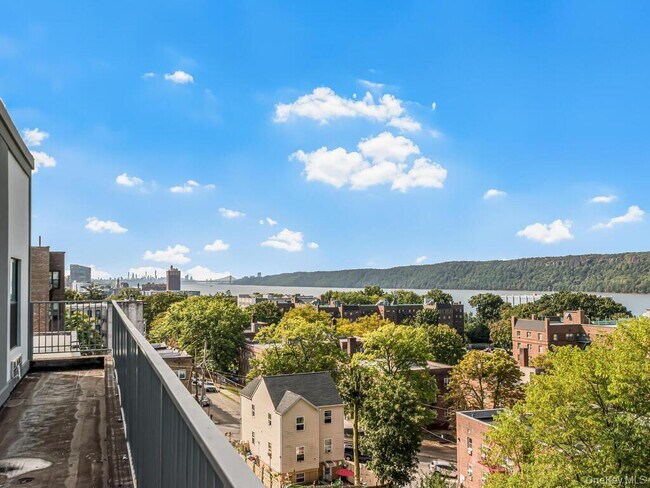 Building Photo - 409 Warburton Ave