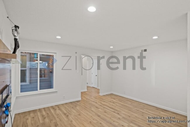 Building Photo - 2710 Plaza Americas
