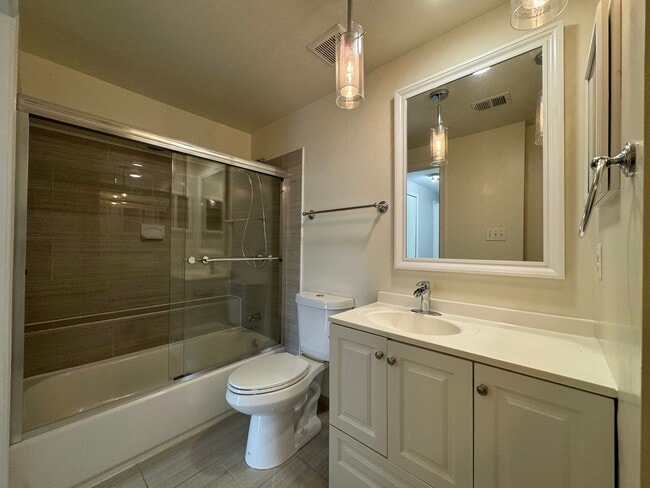 Building Photo - Stunning 2 Bed 2.5 Bath Interior Townhome In Newgate Community