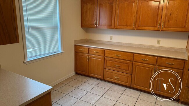 Building Photo - RATE DROP ALERT! (was $1800/month)