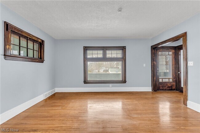 Building Photo - 10302 Parkview Ave