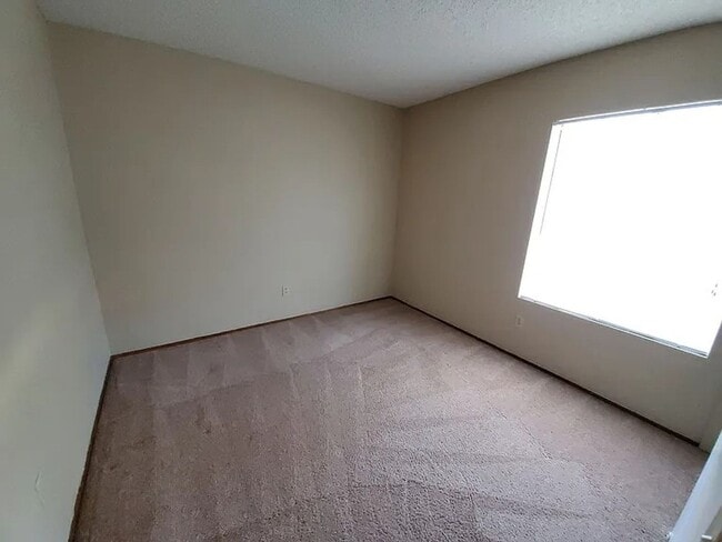 Building Photo - Move in Ready, single story 3 Bed / 2 Bath with Huge Backyard!