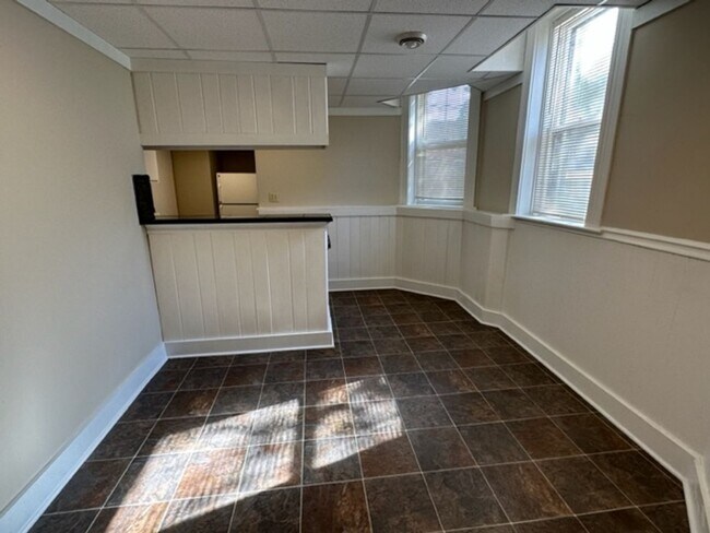 Building Photo - $1795 – 3 BA, 1 BA Lower Flat with Central Air - Close to UWM - 2500 N Bartlett