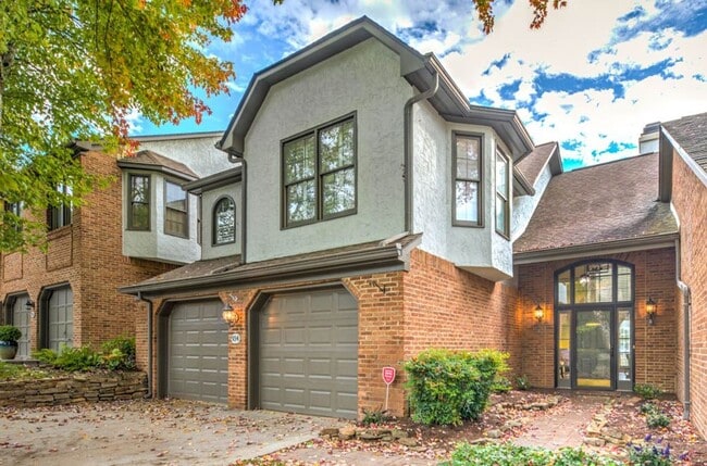 Building Photo - Gorgeous, multi-level condo!