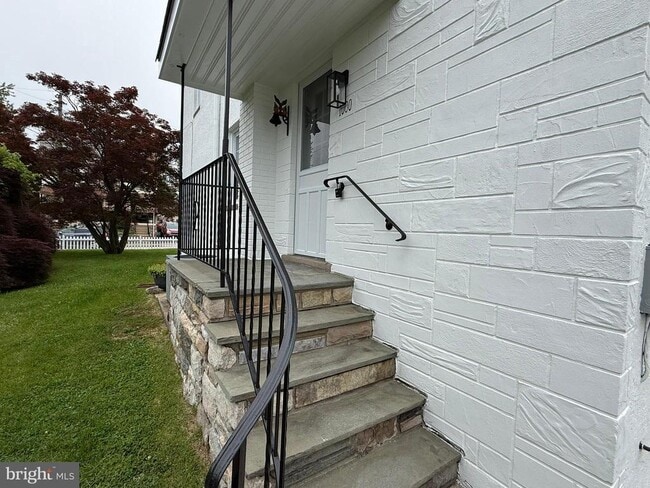 Building Photo - 1000 E Pleasant Ave