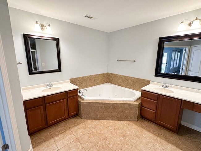 Building Photo - Stunning 5 bedroom 3.5 bath home in the highly desirable Rocky Hill area