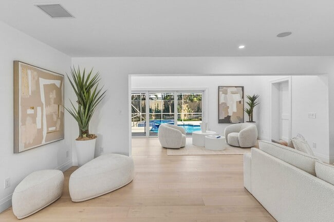 Building Photo - 735 NE 6th St