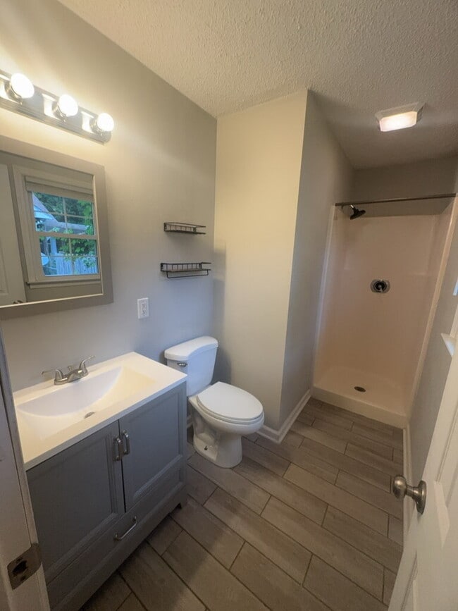 Building Photo - Charming 3 Bedroom, 2 Bath Home 710 Stonewall Avenue